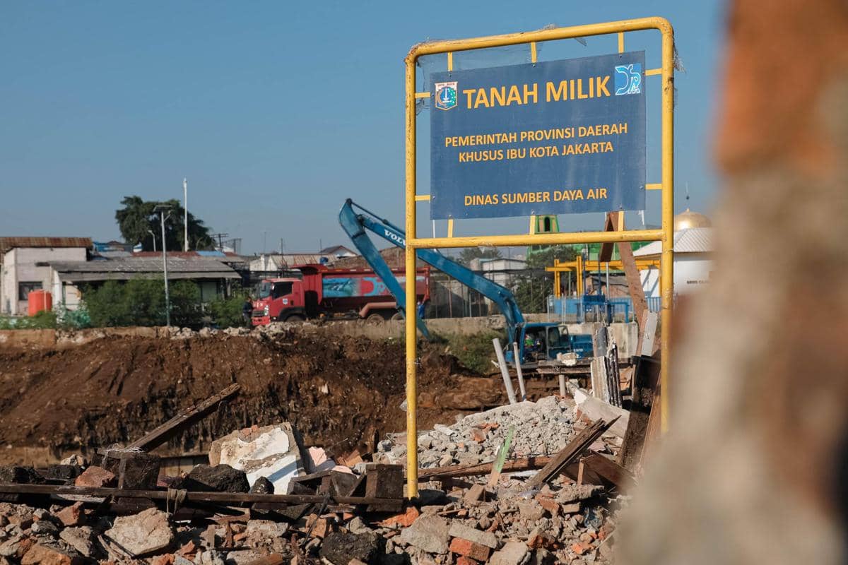 Gubernur Pramono saat meninjau progres pembebasan lahan di Kelurahan Cawang, Jakarta Timur, Jumat (10/7/).