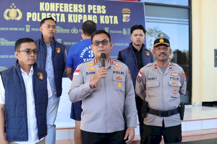 Polisi Polresta Kupang Kota memberikan keterangan pers terkait penangkapan mantan rektor yang terlibat kasus penipuan dan penggelapan.