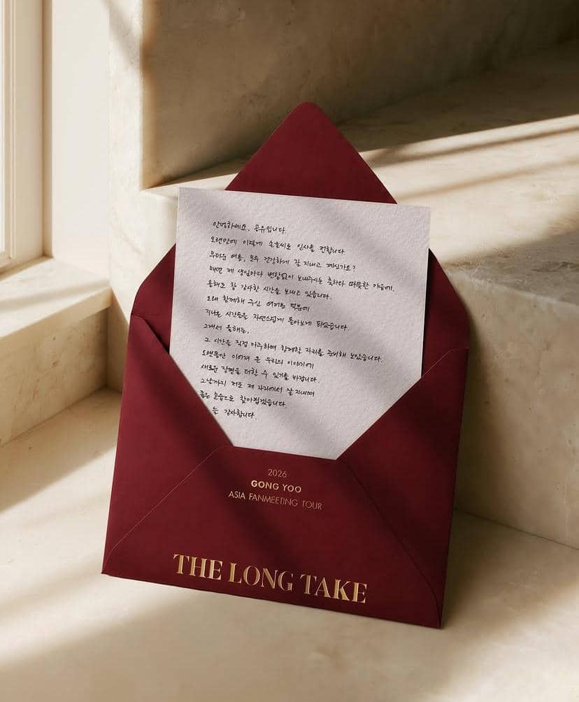 Amplop merah marun bertuliskan 'The Long Take' berisi surat bertulisan tangan yang mengumumkan tur fan meeting Asia 2026 Gong Yoo.