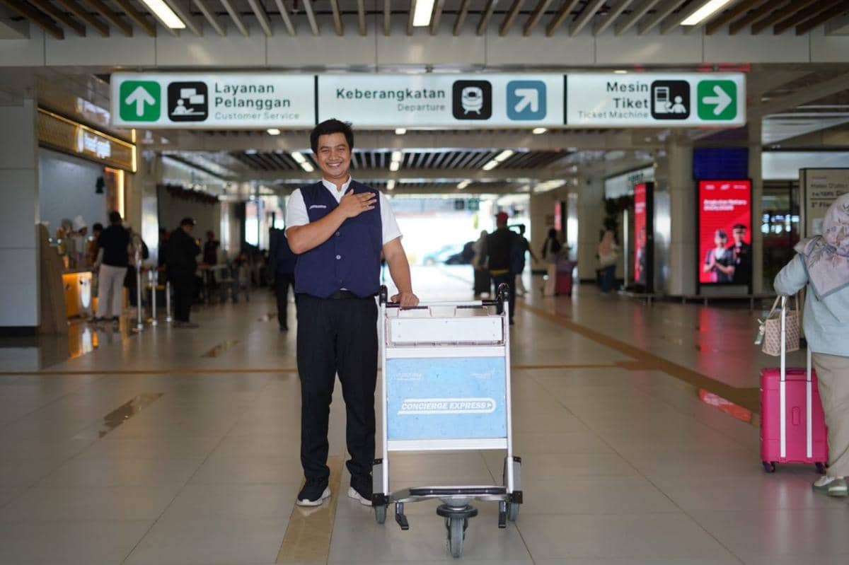 Layanan porter di Stasiun KCIC Halim 
