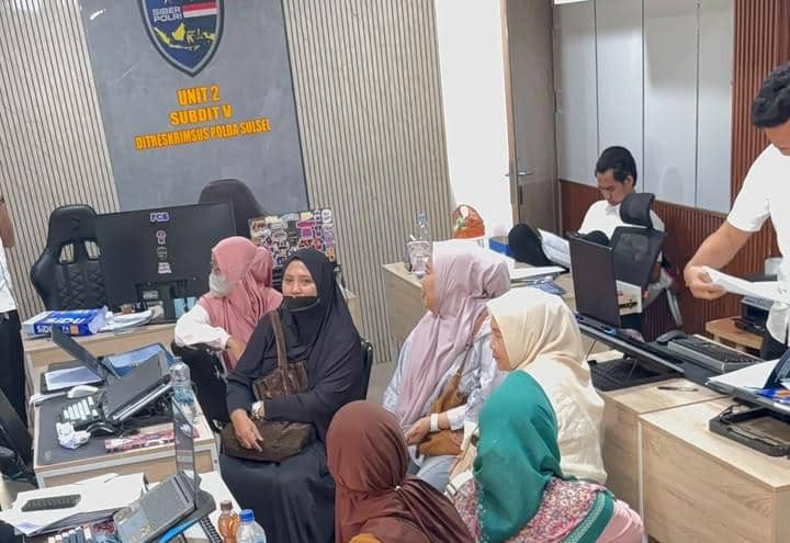 Sejumlah korban kasus dugaan penipuan umrah subsidi melapor di Unit II Subdit V Tipidsiber Direktorat Reserse Kriminal Khusus (Ditreskrimsus
