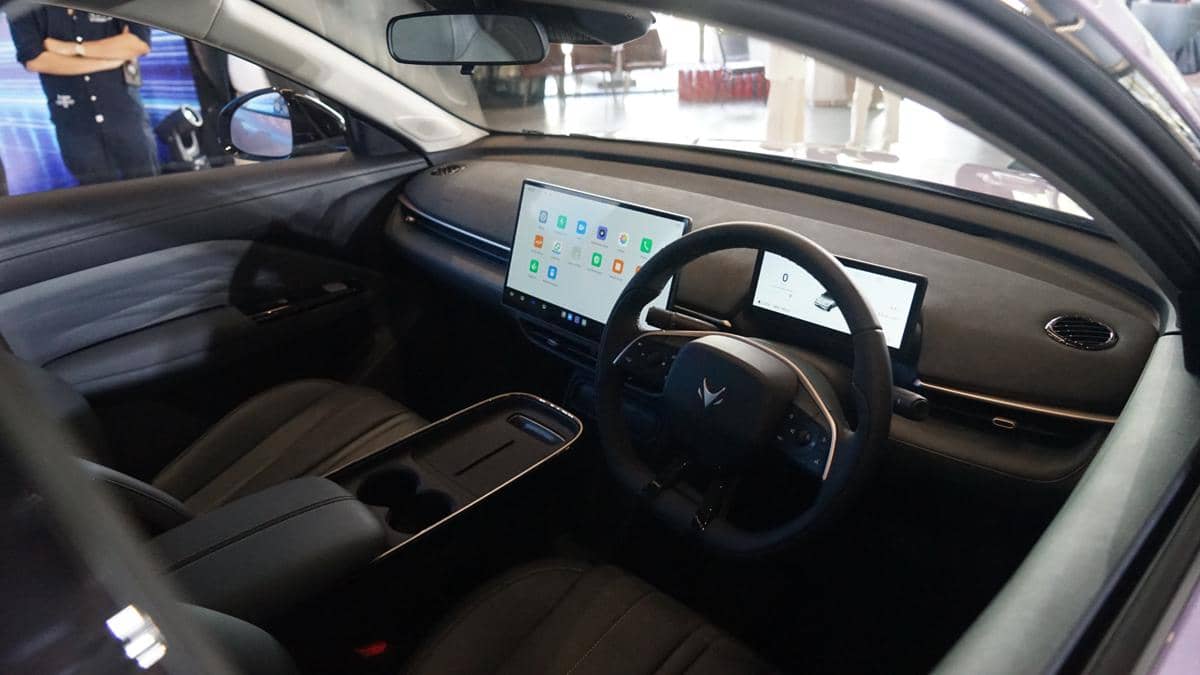 Interior mobil BAIC T1 dengan desain modern, layar sentuh besar di tengah dasbor, dan setir multifungsi berbalut kulit.