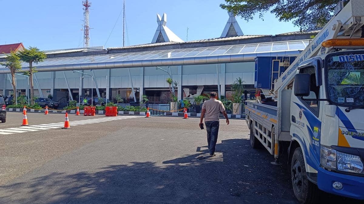 Pekerja Kebut Pekerbaikan Bandara Husein Jelang Pengaktifan Kembali