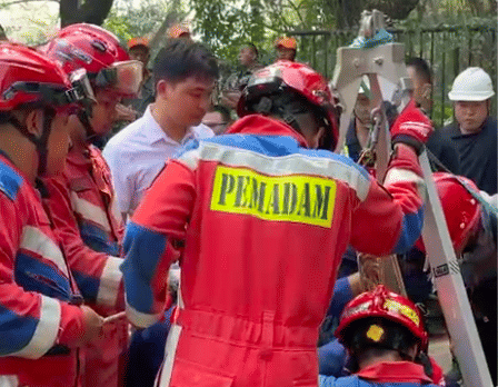 Damkar evakuasi tiga pekerja tewas di gorong-gorong di kawasan Bambu Apus, Cipayung, Jakarta Timur. 