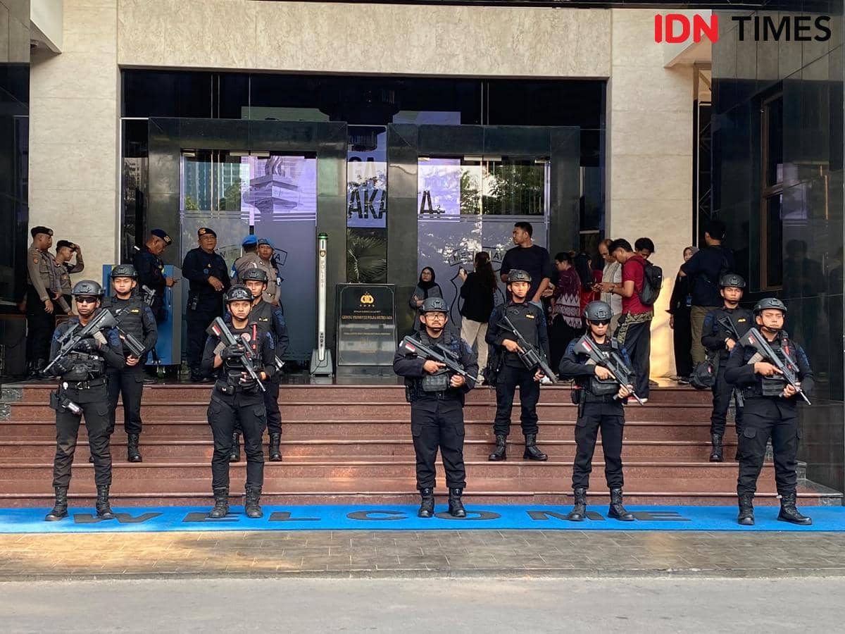 Polri Gelar Barang Bukti Korupsi di Polda Metro, Puluhan Brimob Berjaga