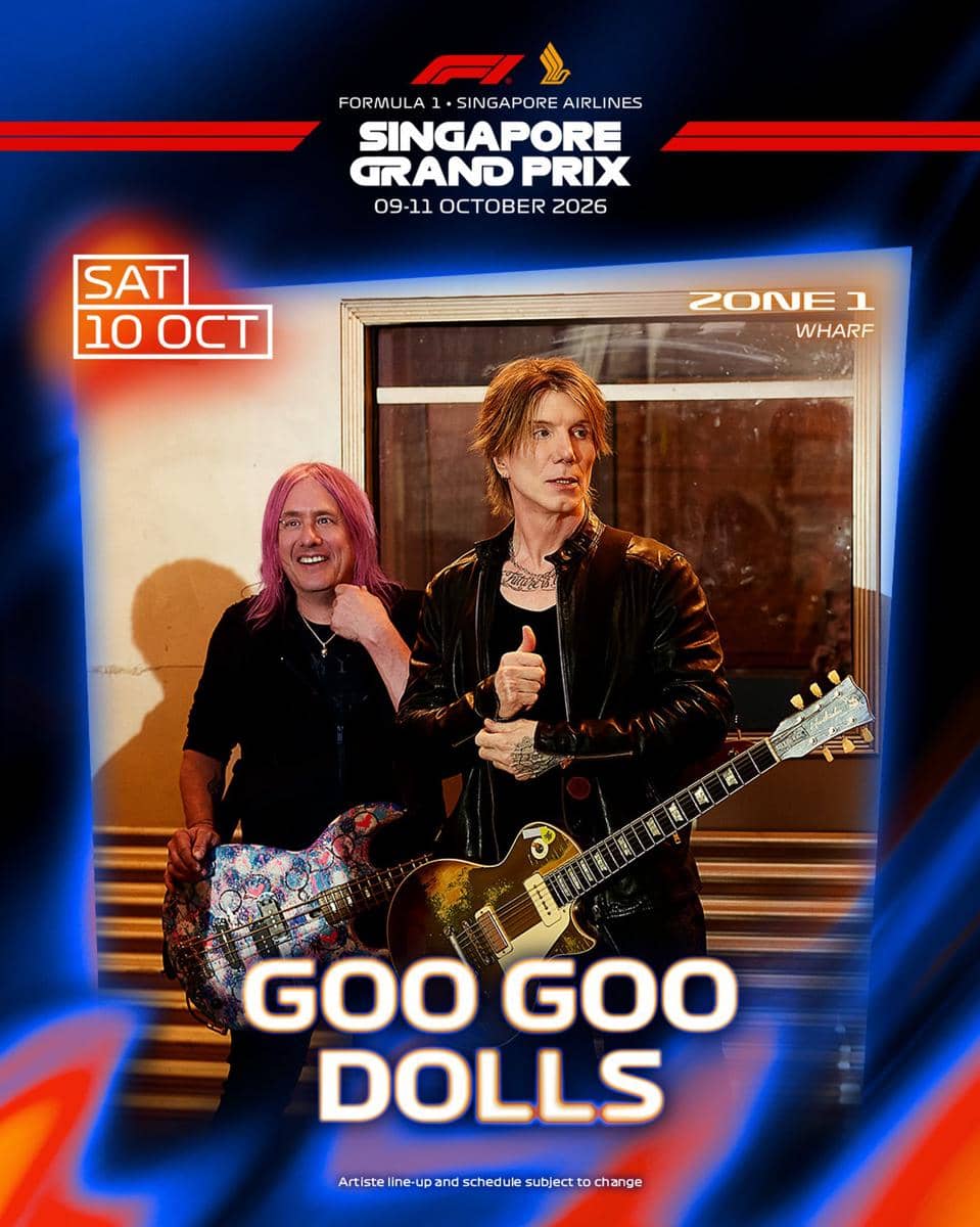 Dua anggota band Goo Goo Dolls memegang gitar di poster pengumuman penampilan mereka untuk F1 Singapore Grand Prix 2026.