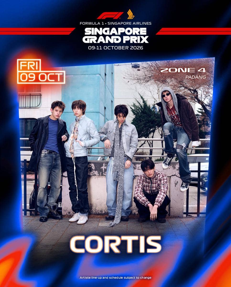 Poster F1 Singapore Grand Prix 2026 menampilkan grup musik Cortis dengan lima anggota berpose di area luar ruangan.
