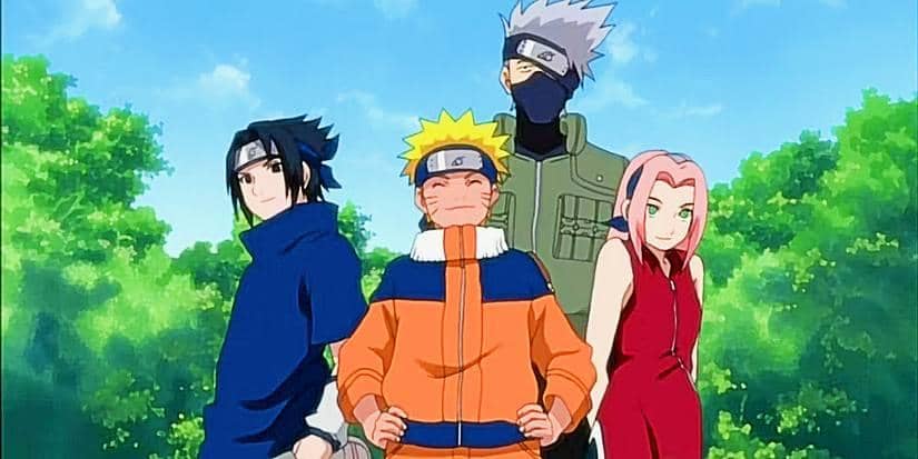 Empat anggota Tim 7 dari anime Naruto berdiri bersama di luar ruangan dengan latar pepohonan hijau dan langit cerah.