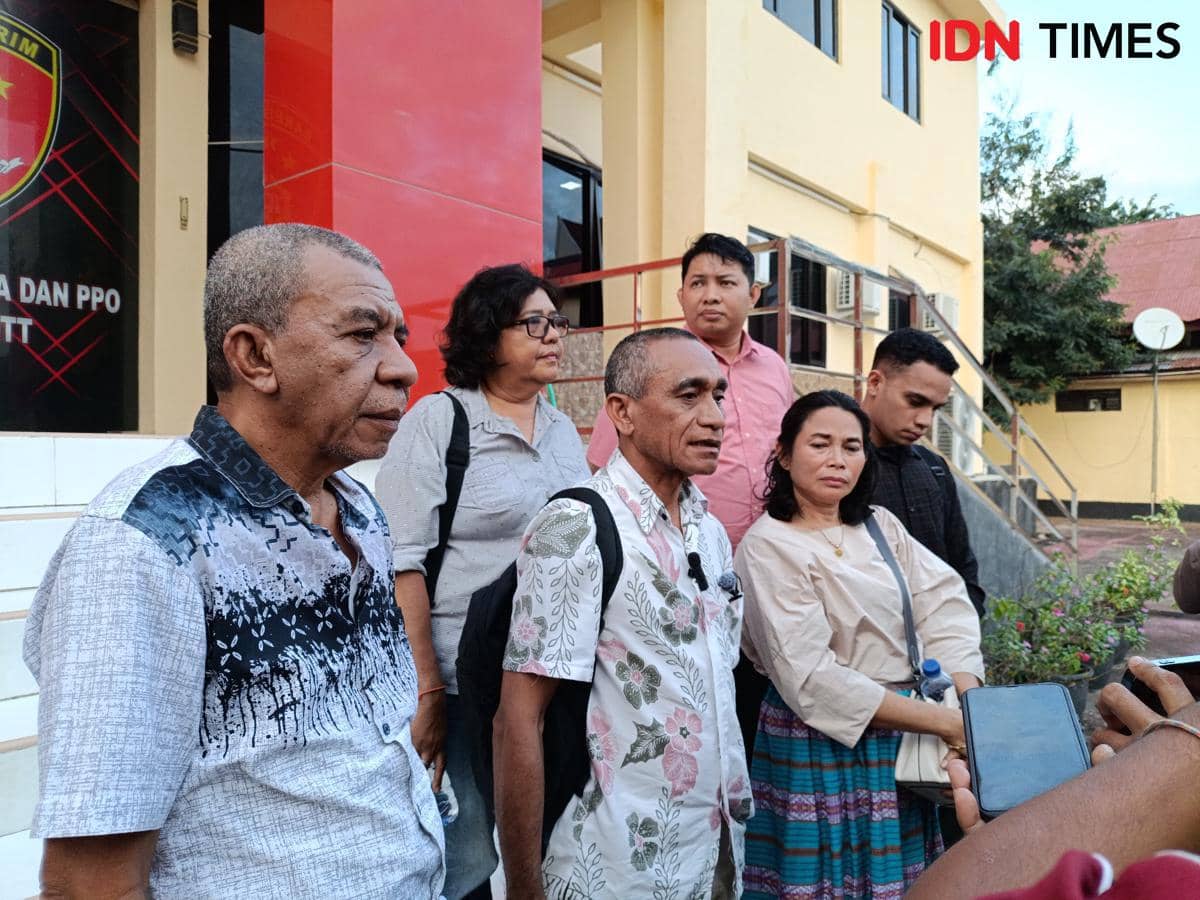 Keluarga dr. Icha bersama kuasa hukum berdiri di depan gedung Polda NTT setelah memberikan keterangan kepada pihak kepolisian.
