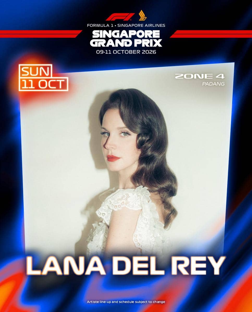 Poster promosi Formula 1 Singapore Grand Prix 2026 menampilkan seorang perempuan berambut cokelat bergelombang dengan latar desain biru dan merah.