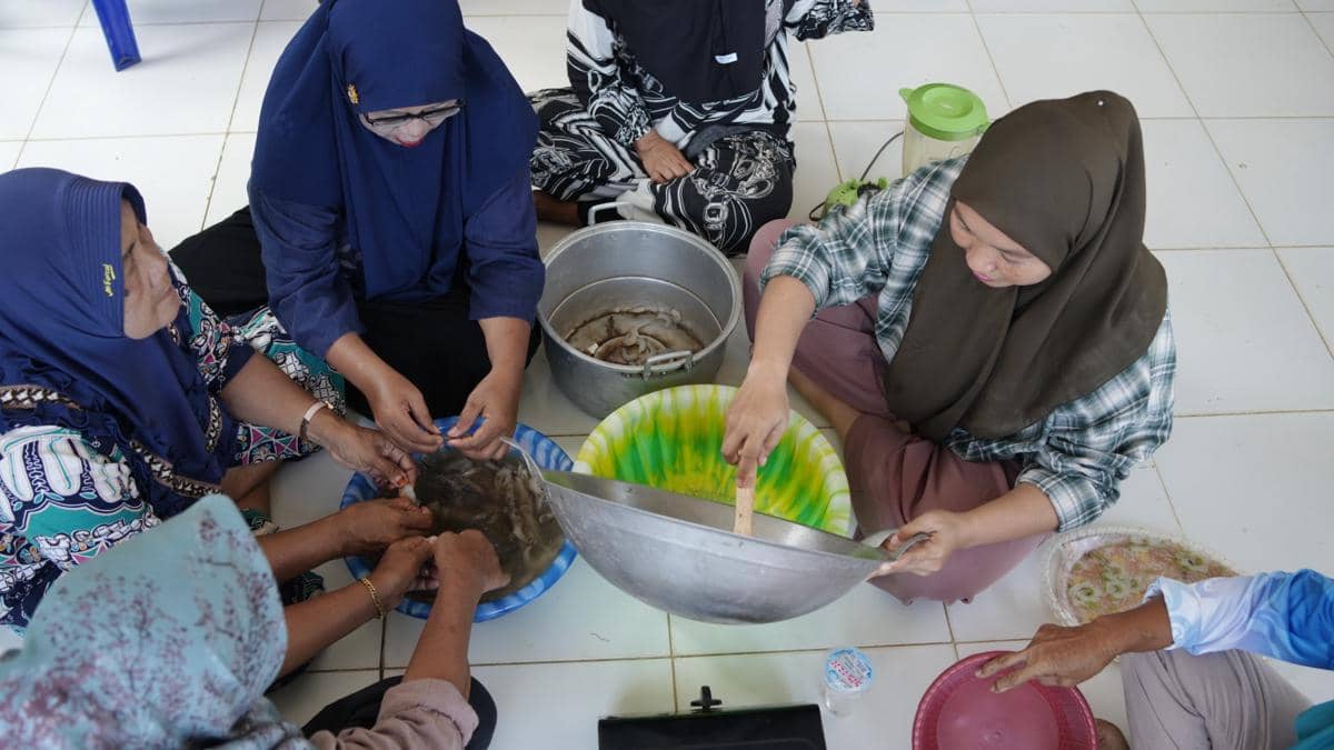 M4CR Latih Perempuan Pesisir Kaltara Olah Udang Tambak Jadi Petis