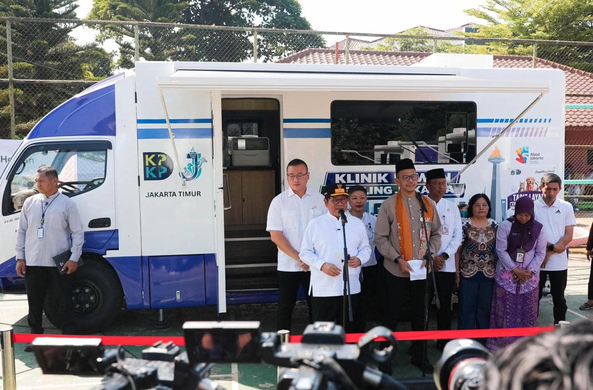 Gubernur DKI Jakarta, Pramono Anung, meninjau layanan Mobil Klinik Hewan Keliling di Ruang Publik Terpadu Ramah Anak (RPTRA) Mustika, Jakart