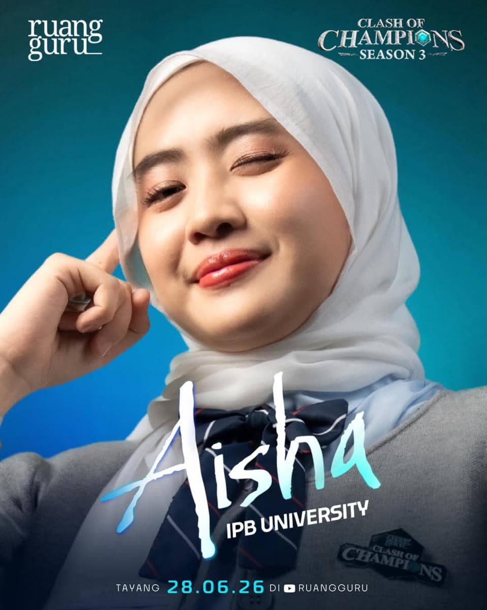 Seorang perempuan berhijab mengenakan seragam dengan logo Clash of Champions Season 3 dan tulisan IPB University di latar biru.