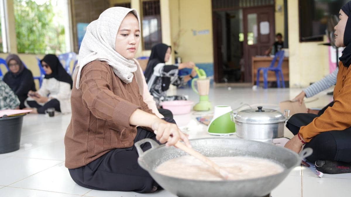 M4CR Latih Perempuan Pesisir Kaltara Olah Udang Tambak Jadi Petis