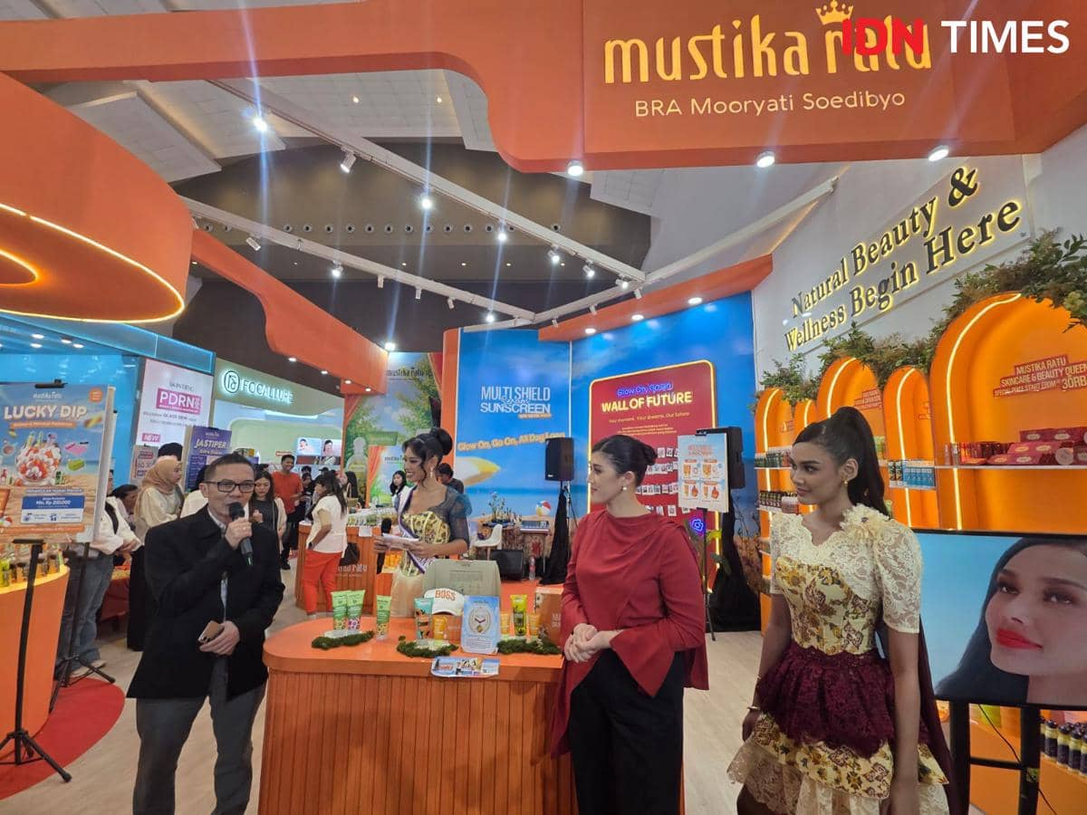 Penyerahan Rekor MURI kepada Mustika Ratu di Pekan Raya Jakarta