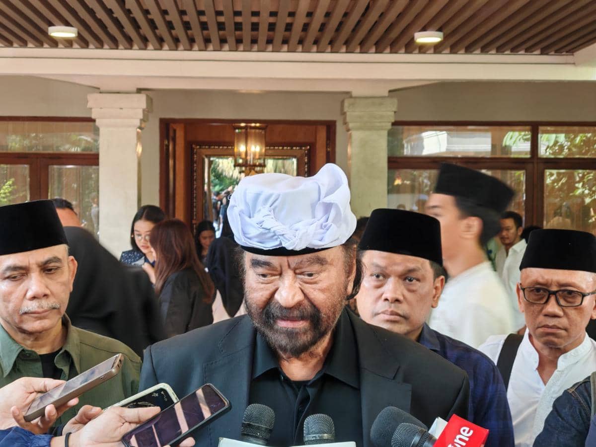 Ketua Umum Partai NasDem, Surya Paloh, saat melayat ke rumah duka almarhum Rachmat Gobel di Tebet, Jakarta Selatan, pada Jumat (10/7/2026).
