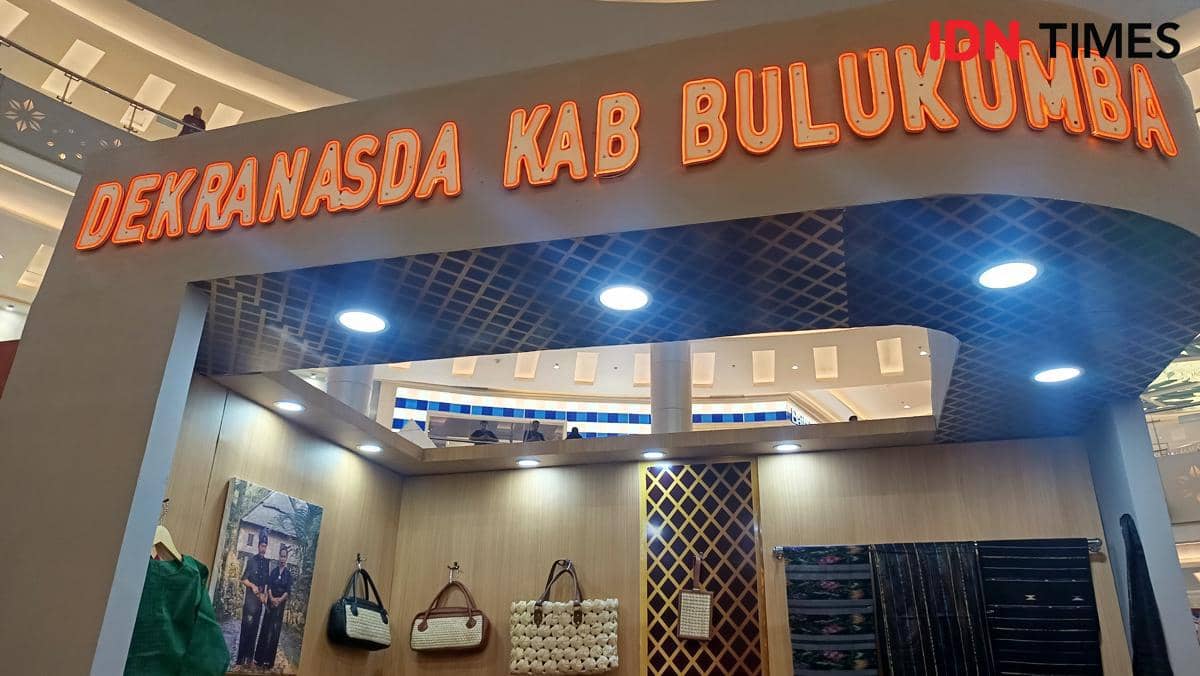 Stan Dekranasda Kabupaten Bulukumba menampilkan berbagai produk kerajinan seperti tas dan kain tenun pada pameran UMKM di Trans Studio Mall Makassar.