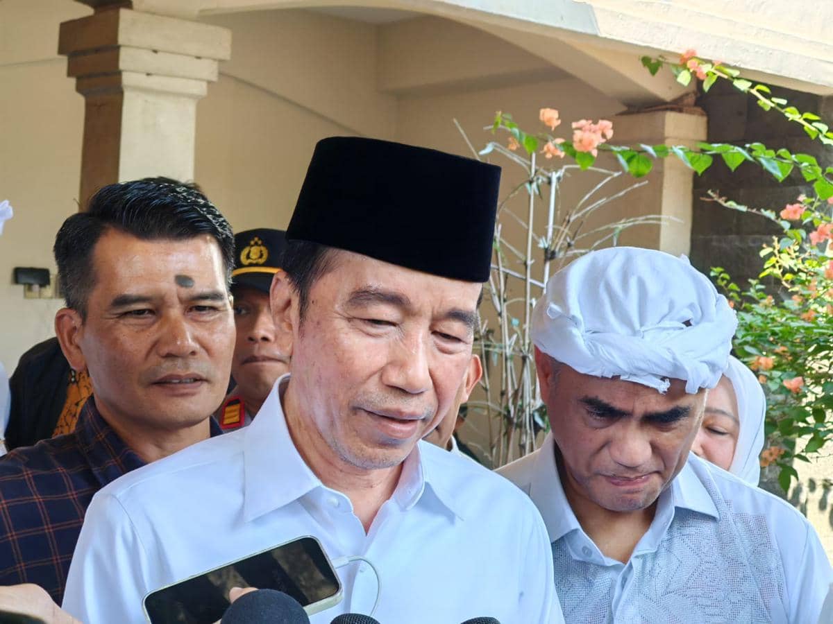 Presiden ke-7 RI, Joko "Jokowi" Widodo melayat ke rumah duka almarhum Rachmat Gobel, di Tebet, Jakarta Selatan, Jumat (10/7/2026). 