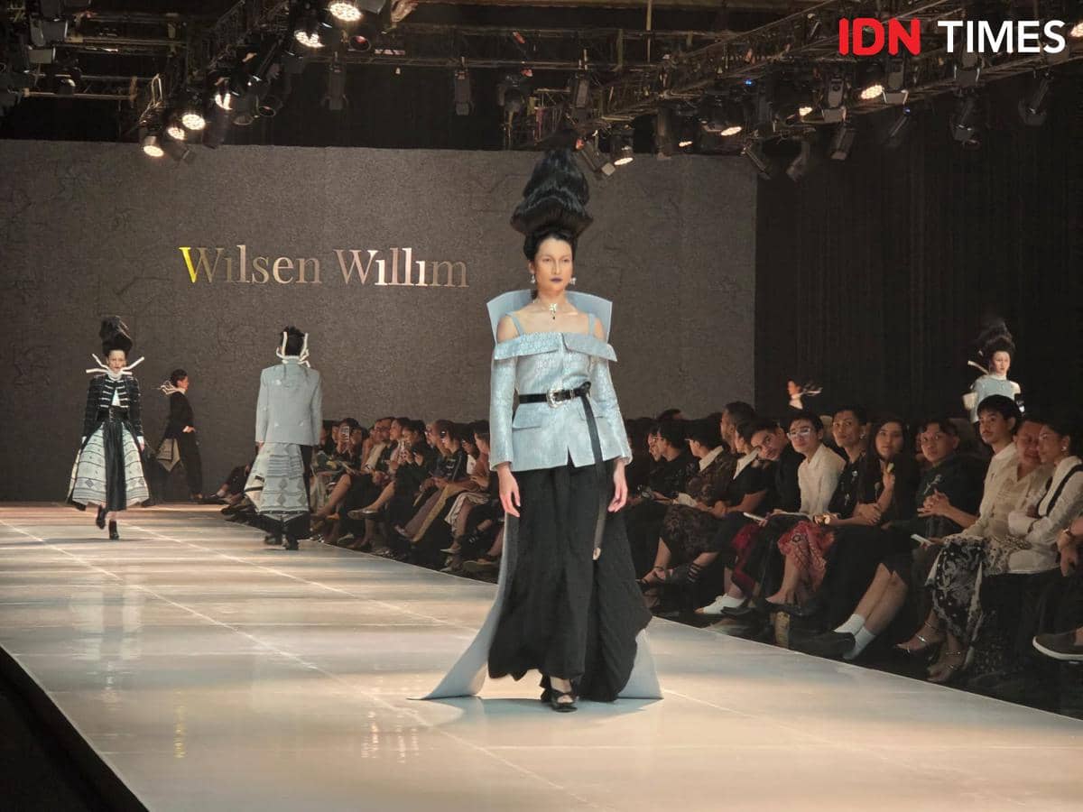 Koleksi Wilsen Willim bertajuk Algorithm: Universal Language yang tampil di Mulia in Fashion