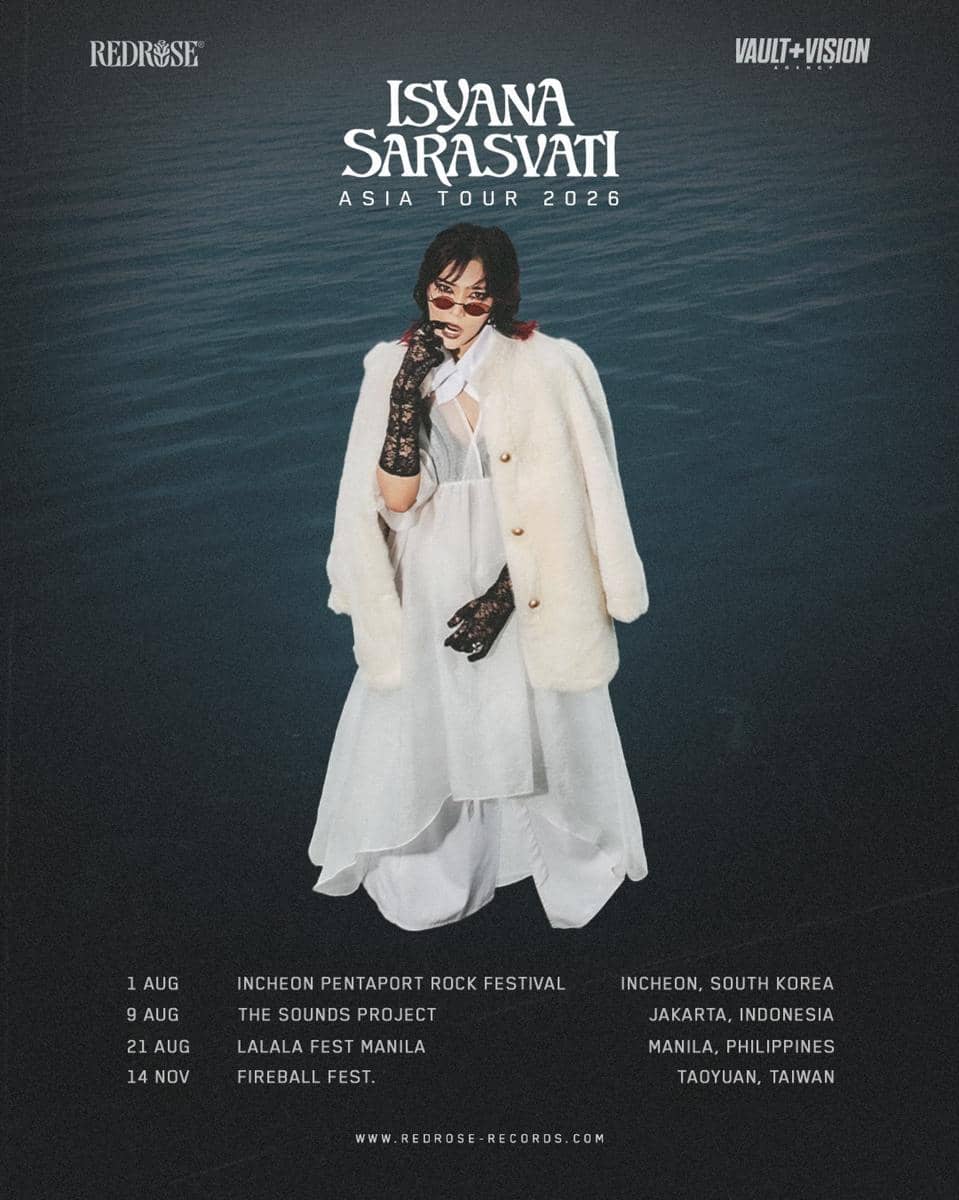 Poster tur Asia 2026 menampilkan seorang perempuan bergaya elegan dengan mantel putih dan kacamata hitam di atas latar air berwarna gelap.