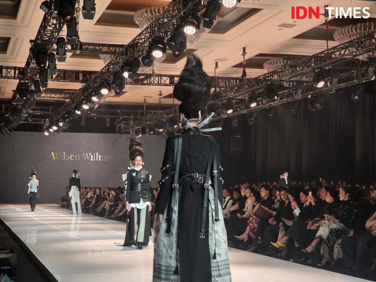 Koleksi Wilsen Willim bertajuk Algorithm: Universal Language yang tampil di Mulia in Fashion