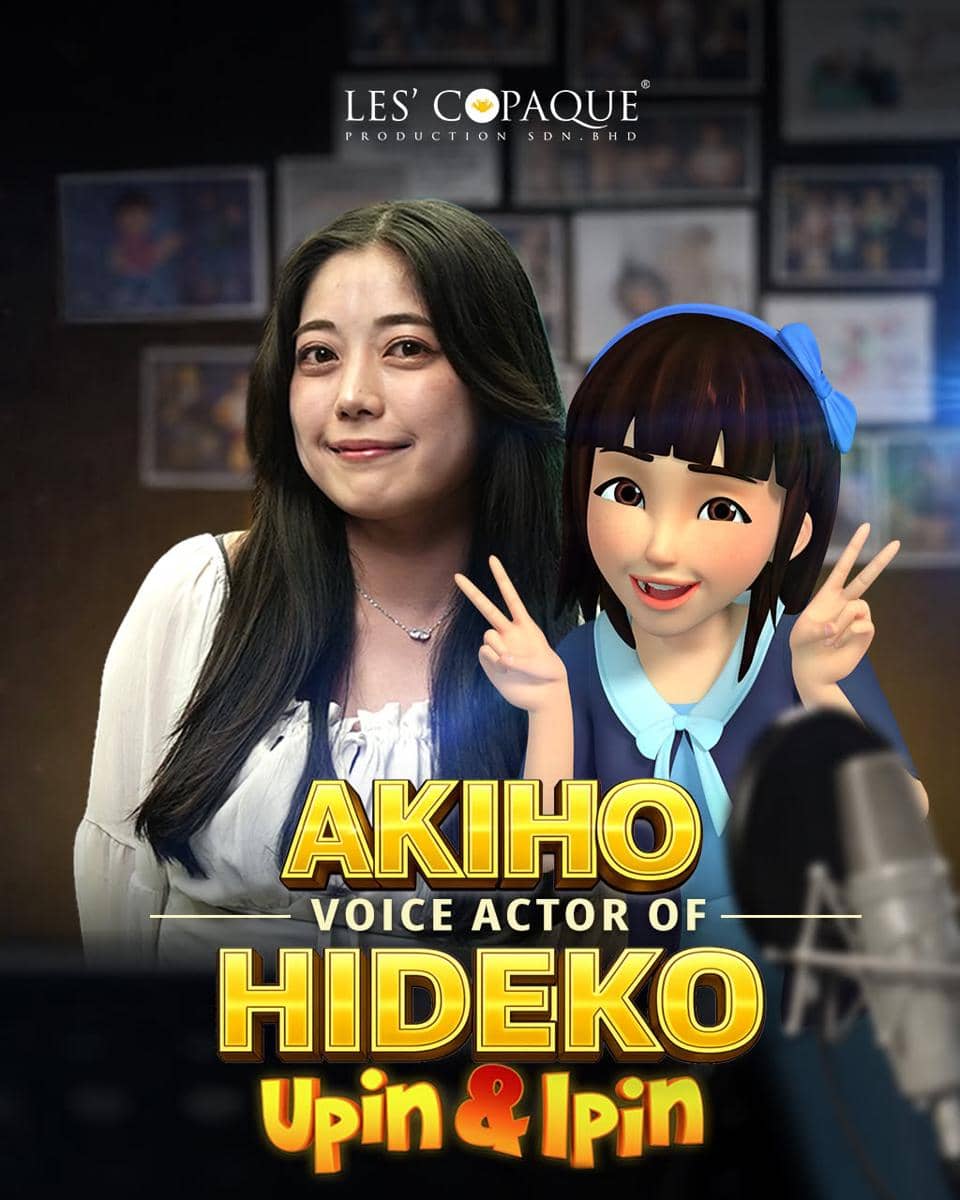Seorang pengisi suara baru karakter Hideko dari serial animasi Upin & Ipin berpose bersama karakter animasi tersebut di studio rekaman.