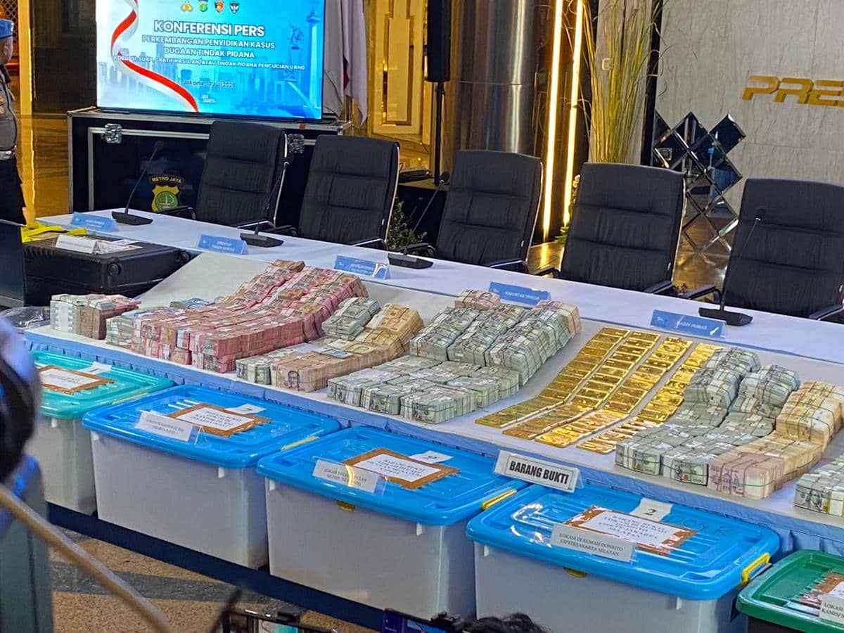 Penampakan Tumpukan Dolar Amerika-Singapura dan Emas Batangan di Polda Metro. (IDN Times/Irfan Fathurohman)