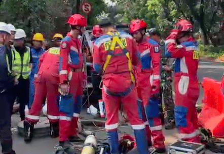 Damkar evakuasi tiga pekerja tewas di gorong-gorong di kawasan Bambu Apus, Cipayung, Jakarta Timur.