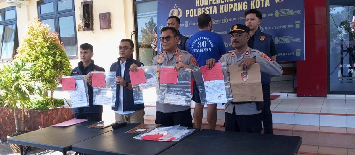 Petugas Polresta Kupang Kota memperlihatkan barang bukti kasus penipuan dan penggelapan yang melibatkan mantan rektor saat konferensi pers.