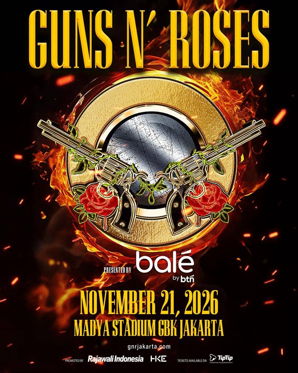 Poster konser Guns N’ Roses dengan latar api dan logo dua pistol bersilang serta mawar merah, menampilkan jadwal konser di Jakarta pada 21 November 2026.