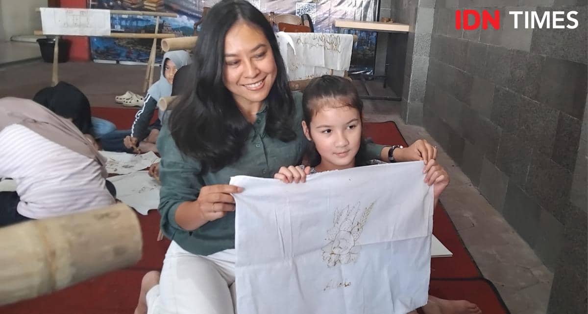 Liburan, Senangnya Anak Perancis Belajar Membatik di Cilacap