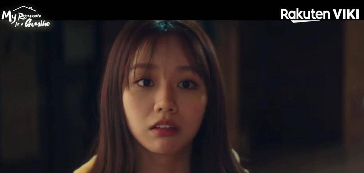 Seorang perempuan berambut panjang dengan ekspresi terkejut dalam cuplikan drama My Roommate is a Gumiho di platform Viki.