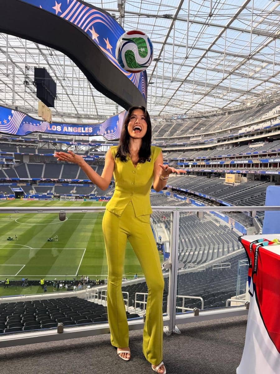 Potret Miss Universe 2020 Saat Nonton Laga Belgia vs Spanyol di Piala Dunia 