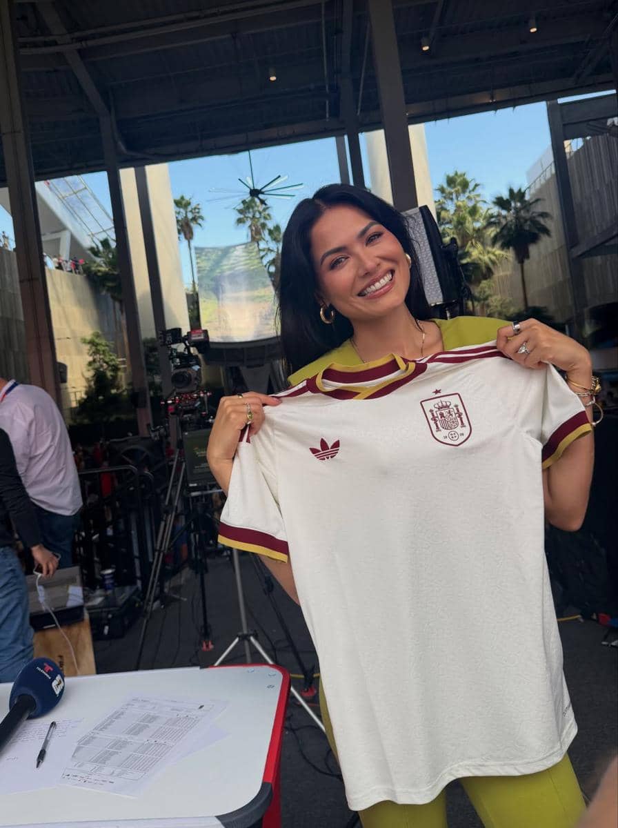 Potret Miss Universe 2020 Saat Nonton Laga Belgia vs Spanyol di Piala Dunia 