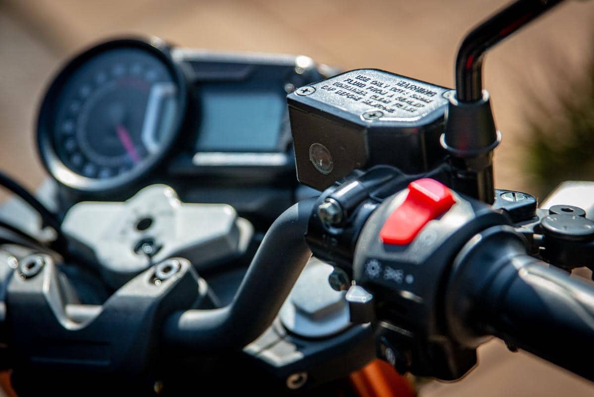 3 Tanda Minyak Rem Motor Sudah Harus Segera Diganti
