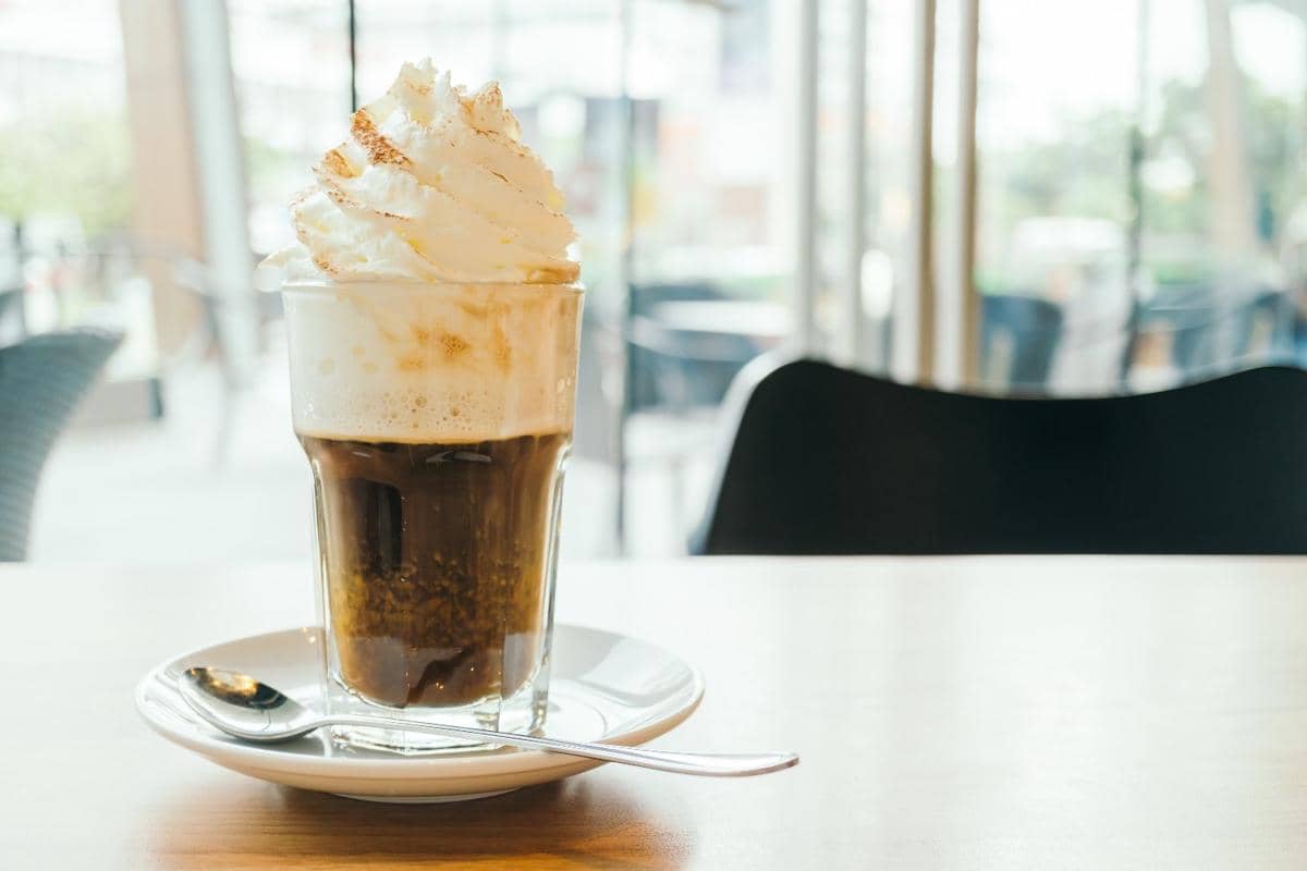 ilustrasi mont blanc coffe di sebuah kafe
