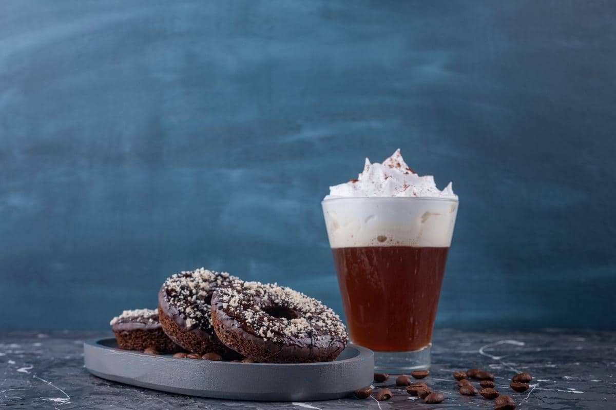 ilustrasi mont blanc coffe dan donut