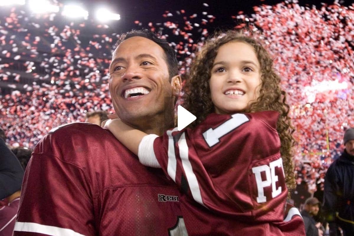 Dwayne Johnson (kiri) dalam film The Game Plan