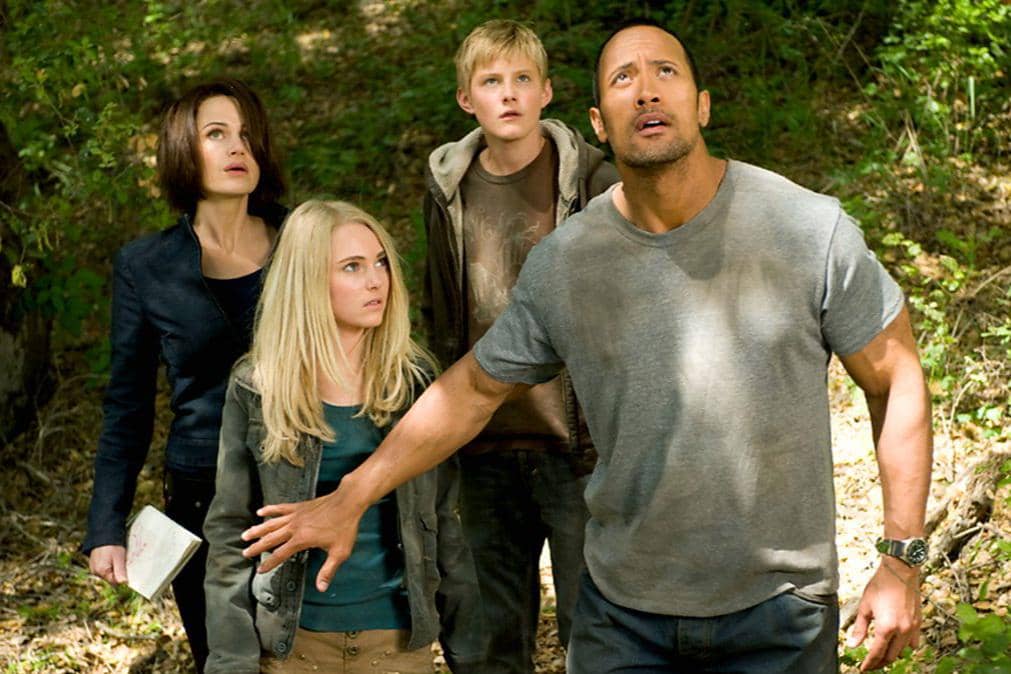 Dwayne Johnson (depan kanan) dalam film Race to Witch Mountain