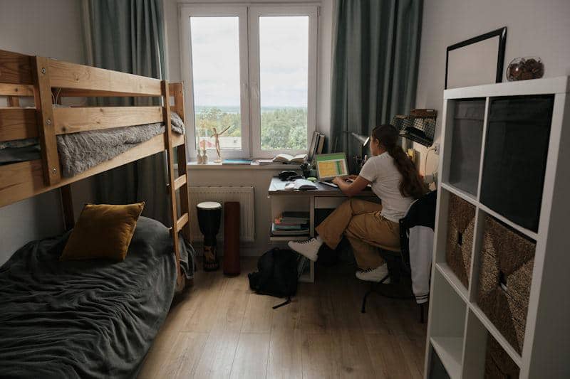 5 Tips Melakukan Decluttering Kamar Kos Secara Berkala