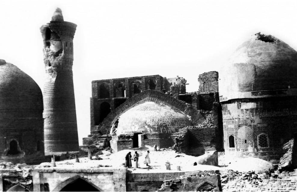 Kerusakan pada Menara Kalyan di Bukhara, Uzbekistan, setelah pemboman Soviet pada tahun 1920.