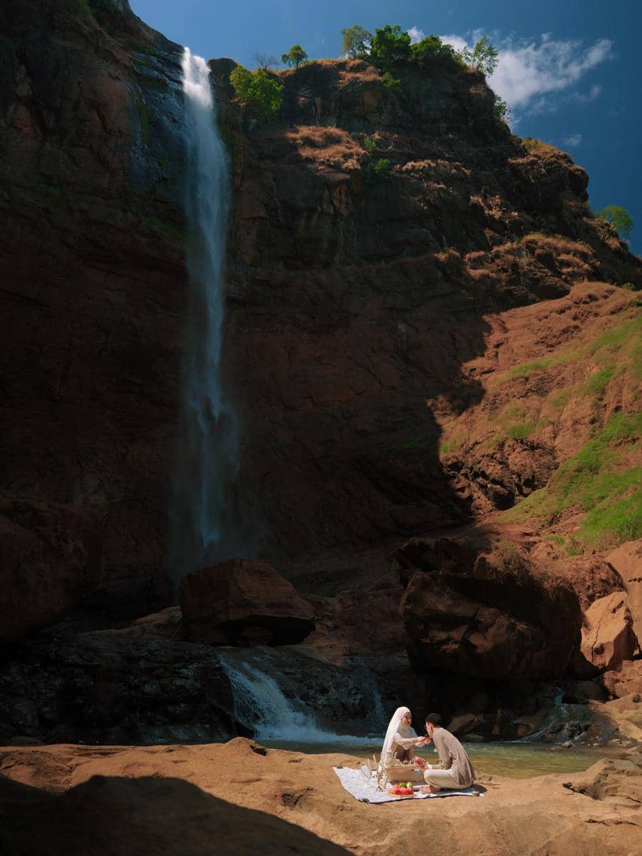 Dinda Hauw dan Rey Mbayang Anniversary ke-6 di Air Terjun (instagram.com/dindahw)