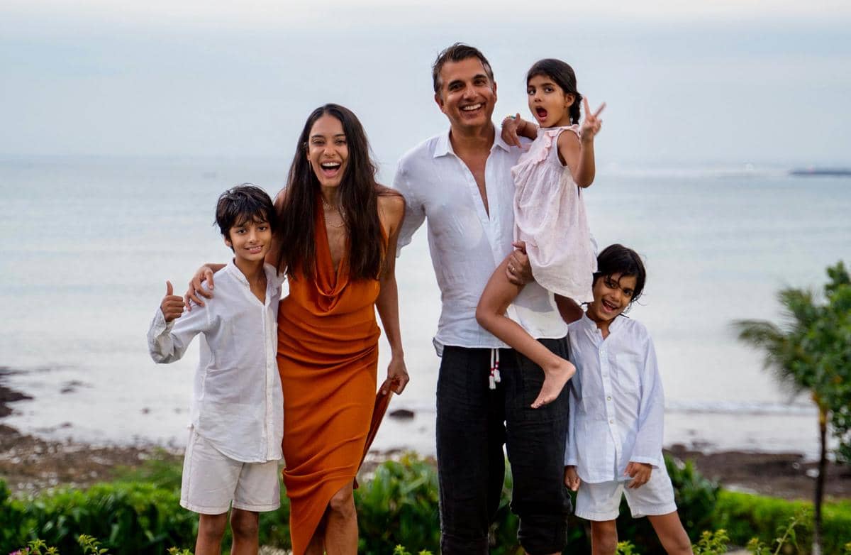 9 Potret Lisa Haydon Liburan di Bali, Melihat Penyu Bertelur