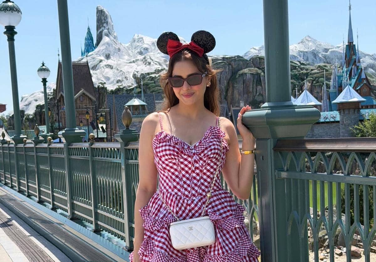 9 Potret Aamna Sharif Liburan di Prancis, Mengunjungi Disneyland!