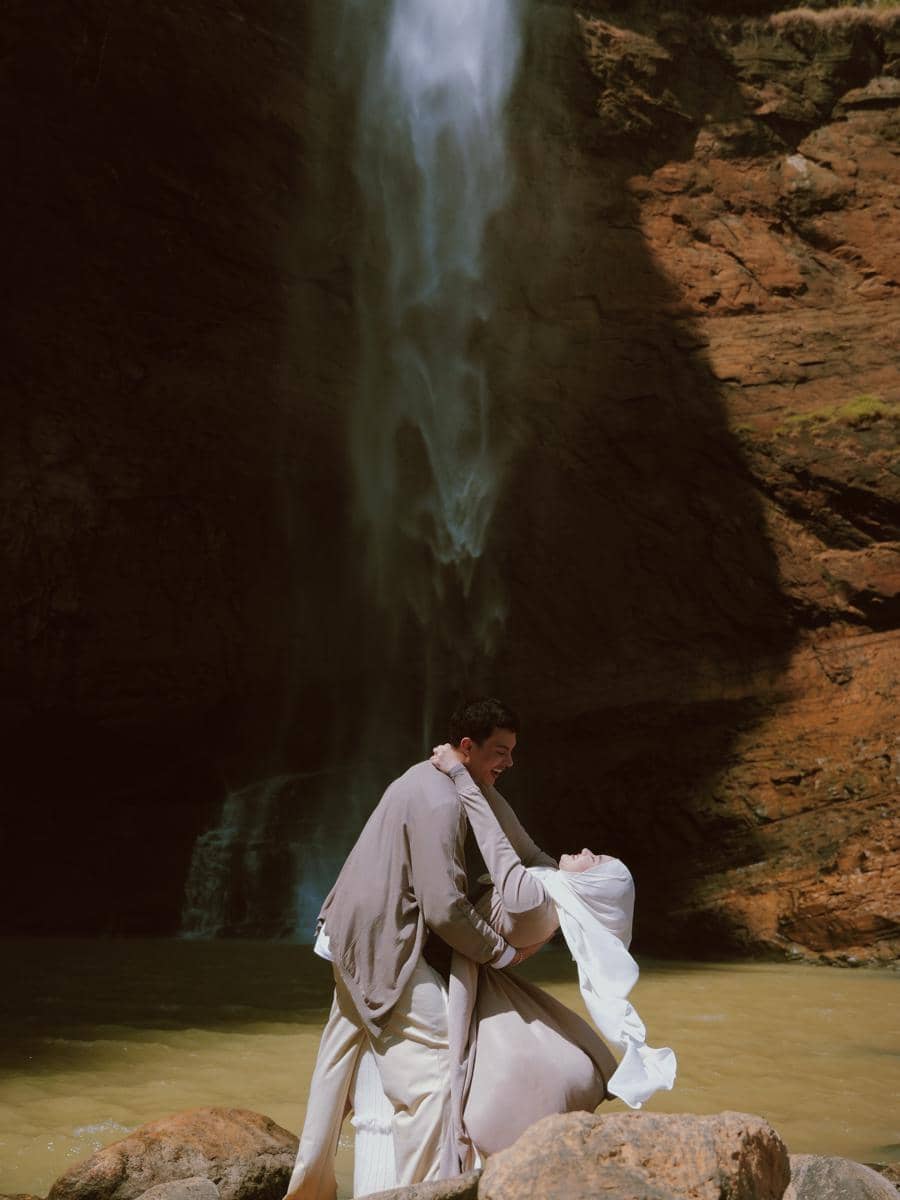 Dinda Hauw dan Rey Mbayang Anniversary ke-6 di Air Terjun (instagram.com/dindahw)