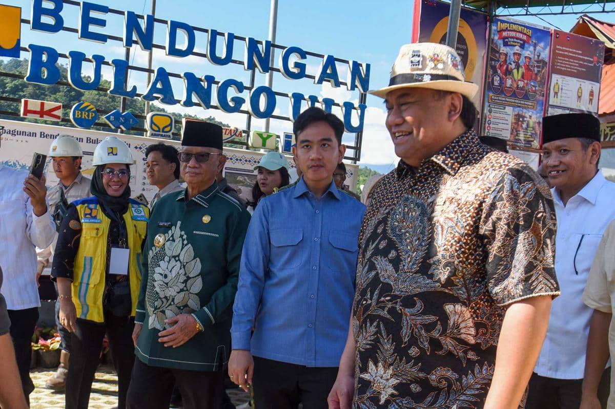 Wapres Gibran Rakanuming bersama Bupati Bone Bolango Ismet Mile dan anggota DPR RI Rachmat Gobel meninjau progres pembangunan Bendungan Bulango Ulu.