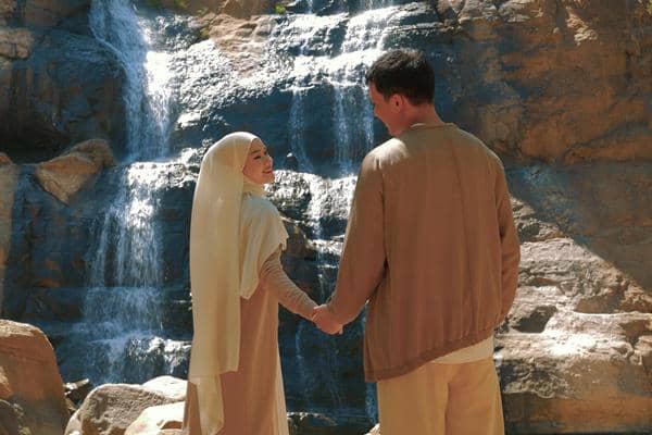 Potret Dinda Hauw Rey Mbayang Anniversary ke-6 di Air Terjun Sukabumi