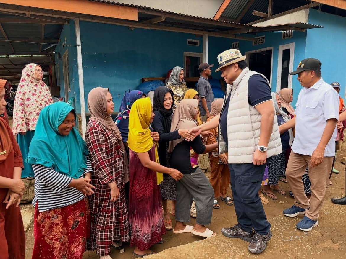 Politisi dan pengusaha, Rachmad Gobel, saat meninjau bencana banjir di Desa Didingga, Kec. Biau, Kab.Gorontalo Utara, pada Juni 2026.