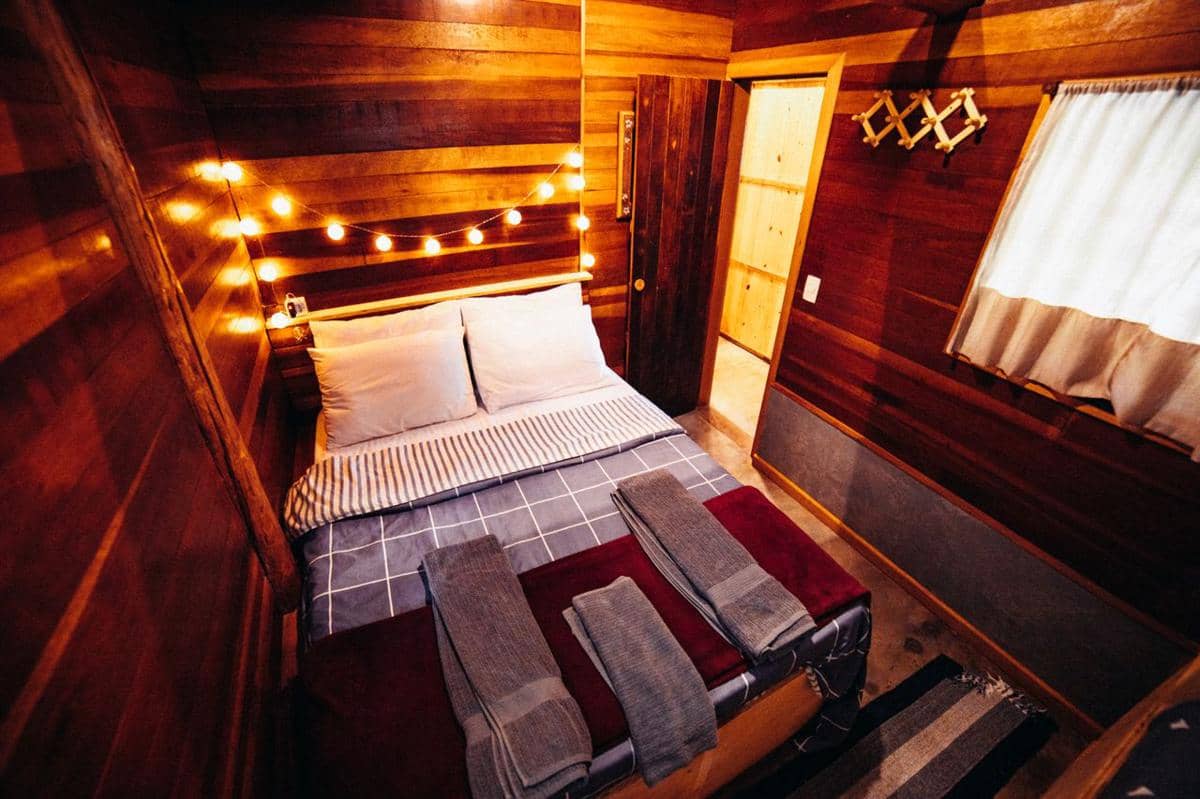 ilustrasi kamar tidur dengan sentuhan kayu