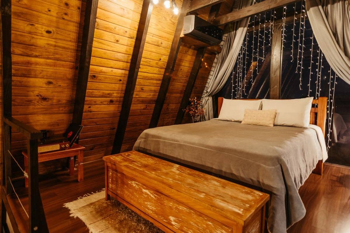 ilustrasi kamar tidur dengan sentuhan kayu